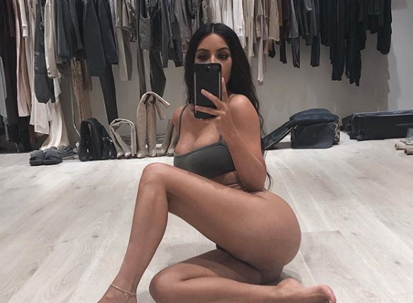 kim kardashian posa desnuda