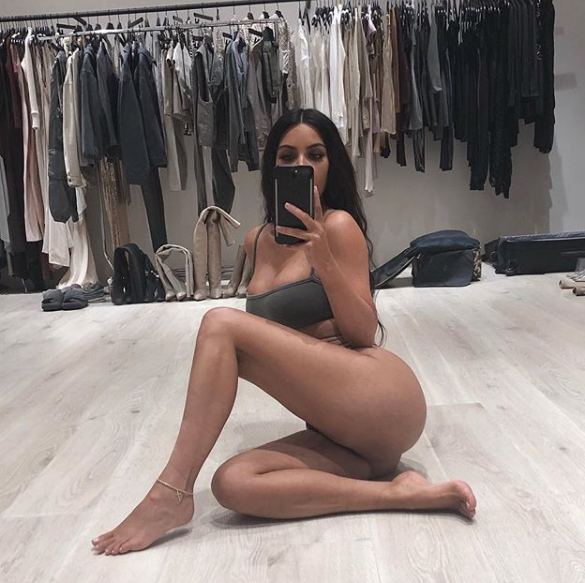 kim kardashian posa desnuda