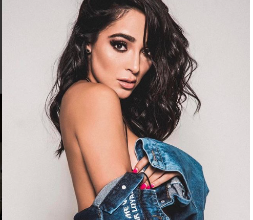 manelyk cautiva a su publico al mostrar de mas en vivo