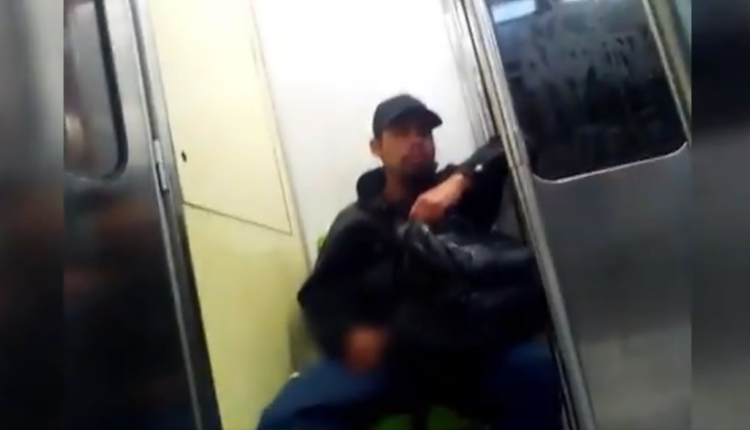 exponen en video a hombre que se masturba en vagón del metro de la cdmx