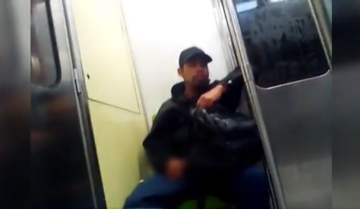 exponen en video a hombre que se masturba en vagón del metro de la cdmx