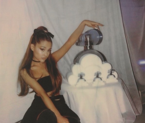 ariana grande sorprende con radical cambio de imagen sin cola de caballo cabello corto