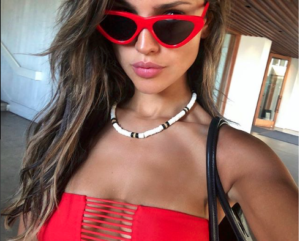 eiza gonzález presume cuerpazo en tremendos bikinis al tomar el sol en hawaii