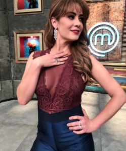 anette michel provocó suspiros con su atrevido escote durante master chef tv azteca