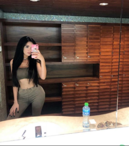 jennifer pamplona modelo brasileña está dispuesta a todo para lucir como kim kardashian ha gastado 100 mdd en cirugias