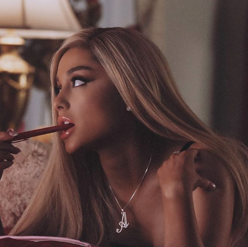 ariana grande estrena videoclip de ‘thak u next’homenaje películas 90 chicas pesadas