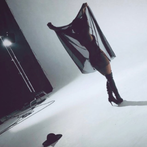 fey continúa la promoción de su desnuda tour con sensuales fotos lencería instagram