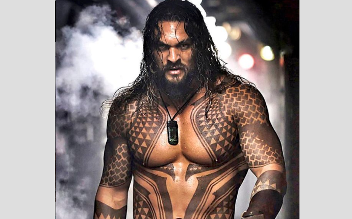 aquaman jason momoa sorprende al llegar a una boda sin invitación hawai