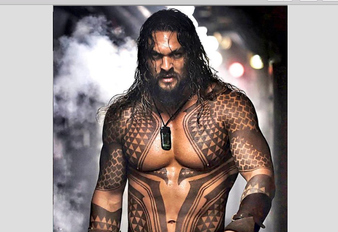 aquaman jason momoa sorprende al llegar a una boda sin invitación hawai