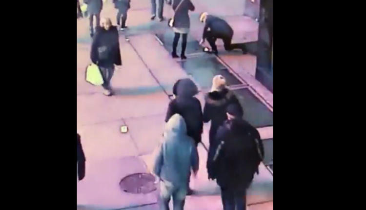 policía encuentra anillo de compromiso que pareja dejo caer en una coladera y busca a la dueña