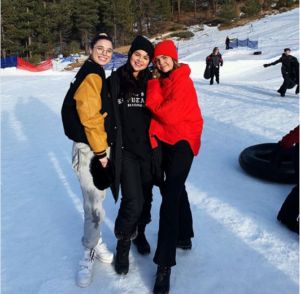 selena gómez deja el psiquiátrico para este viaje con sus amigos bailee madison connar franklin