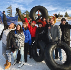 selena gómez deja el psiquiátrico para este viaje con sus amigos bailee madison connar franklin