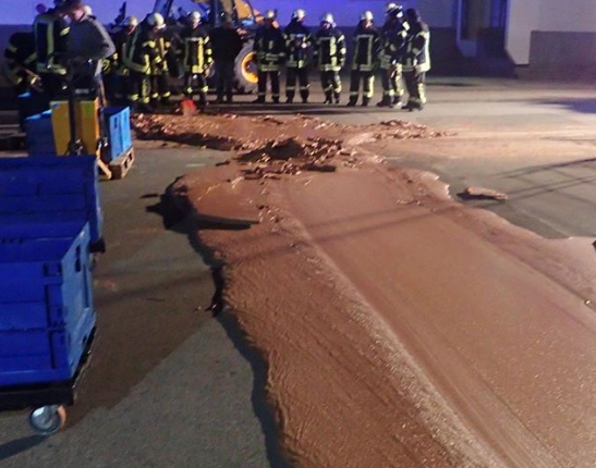 fábrica de chocolate tiene fuga e inunda calle alemania 1 tonelada