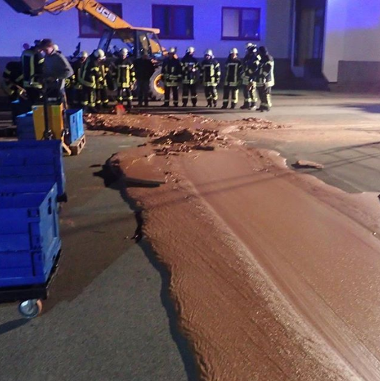 fábrica de chocolate tiene fuga e inunda calle alemania 1 tonelada