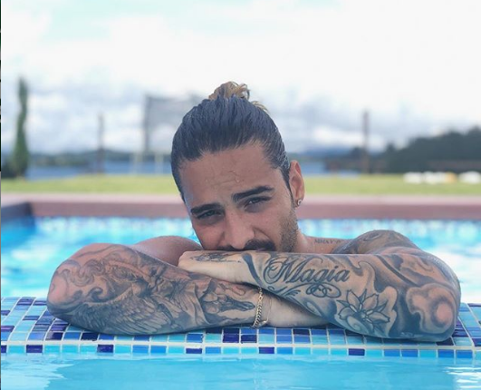para maluma volar era muy aburrido, así que se tatuó en el cuello en el aire avión privado video