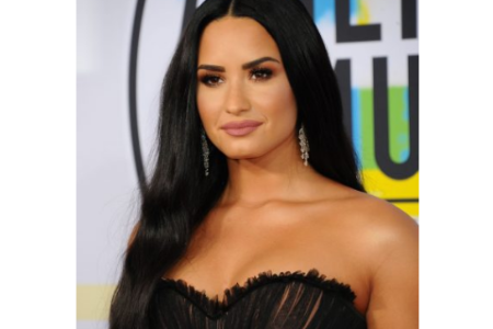 Demi Lovato confirma su nueva relación con romántico video