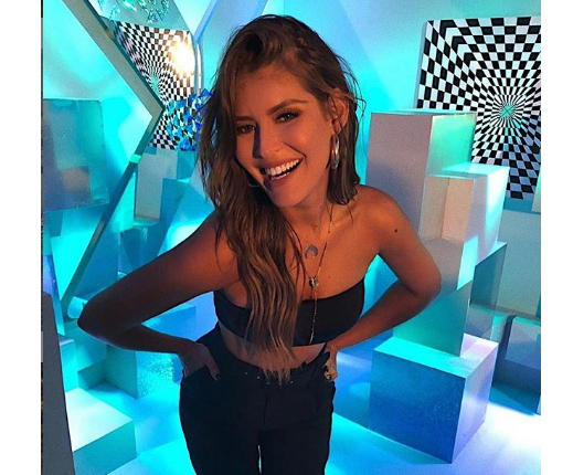 vanessa claudio venga la alegría deseo un feliz año a su seguidores con atrevido escote foto en instagram
