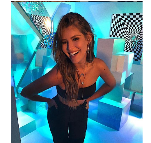 vanessa claudio venga la alegría deseo un feliz año a su seguidores con atrevido escote foto en instagram