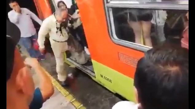 feministas agrenden a viejito metro