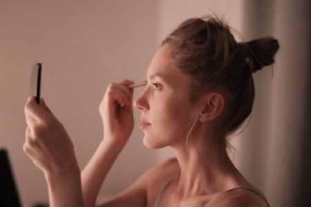 Quedó paralizada ¡Uso la broca de maquillaje de su amiga!