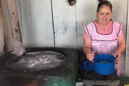Abuelita youtuber te enseña cocinar comida mexicana desde su rancho