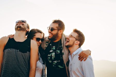 Bromance: Tu pareja se siente más feliz con su amigos que contigo