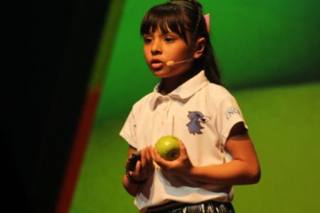 Adhara Pérez: la niña mexicana más inteligente que Einstein