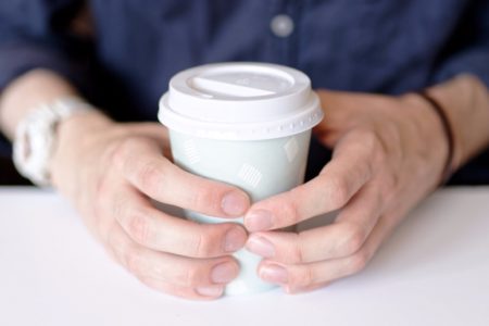 ¿Te muerdes las uñas? Cuidado, puede causarte la muerte