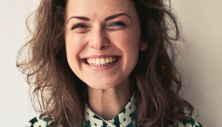 Inglés, beneficios de sonreír, dinero, feliz, dinero da felicidad