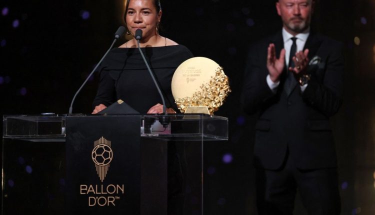 Charlyn Corral recibió el premio a Delantera del Año durante la ceremonia del Balón de Oro 2026